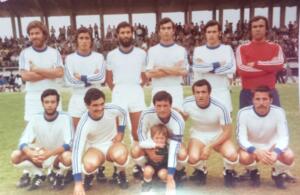 Foto 5. Equipo Industrial Melilla C.F.- Categoría Tercera División - Estadio Álvarez Claro, año 1977/78. De pie por la izquierda a derecha, 1,-Algarte, 2.-Borrego, 3.-Dris, 4.-Montoya, 5.-(X), 7.-Salva Botello (DEP), agachados 8.-Silva, 9.-Diego Bernal, 10.-Lupi, 11.-(X) y 12.-Carbajosa.