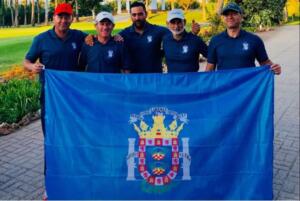José Andújar, Miguel Núñez, Antonio Álvarez, Juan Torralbo y Fran Moreno posando con la bandera de Melilla