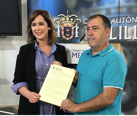 La consejera y el presidente del Centro Hijos de Melilla