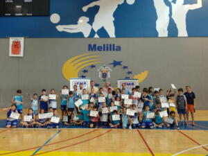 Las autoridades presentes posando junto a los alumnos, quienes mostraron orgullosos sus trofeos y diplomas