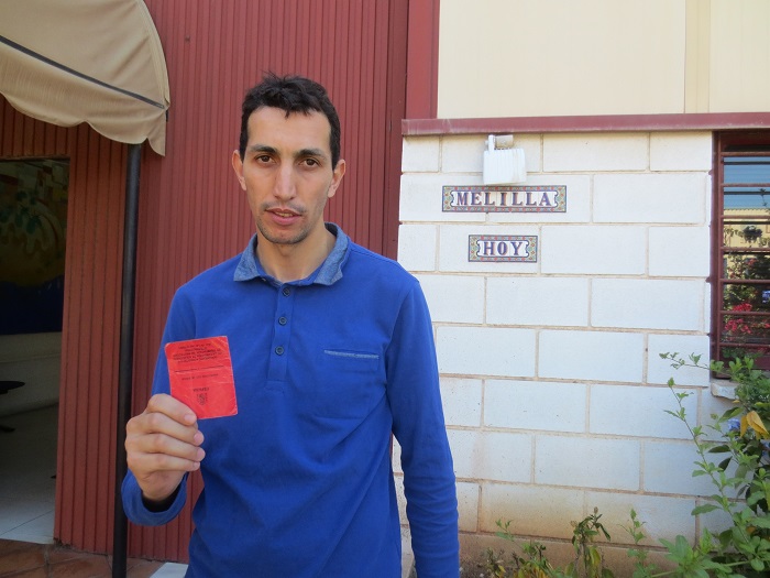 Desde el 10 de marzo está acogido en el CETI, donde poco más de dos semanas después obtuvo la tarjeta de solicitante de asilo
