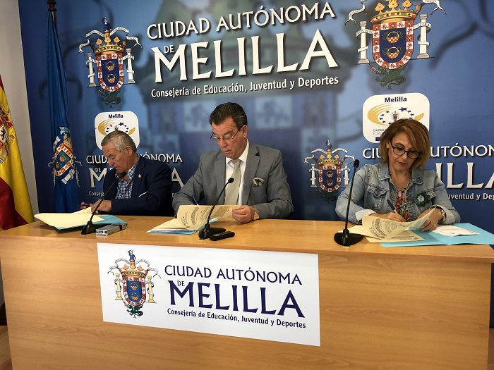 El presidente de las Casas de Melilla, José González, Antonio Miranda y la directora de Cáritas, Pilar Illázquez