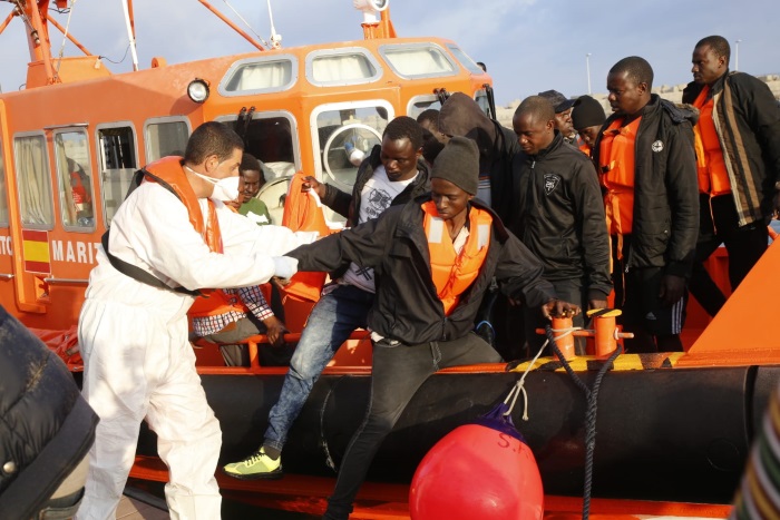 A su llegada al puerto, los inmigrantes fueron atendidos por Cruz Roja y recibieron ropa