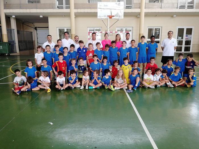 Foto de familia de la visita al Campus de Fútbol 'Hermano Eulalio'