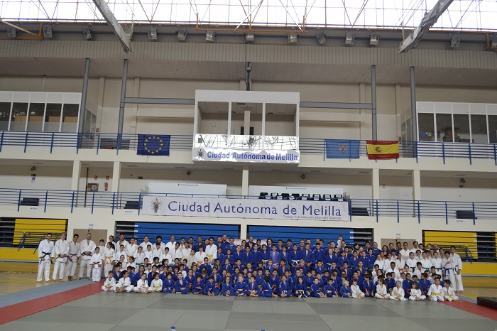 La jornada se inició con la tradicional foto de familia de los judokas participantes