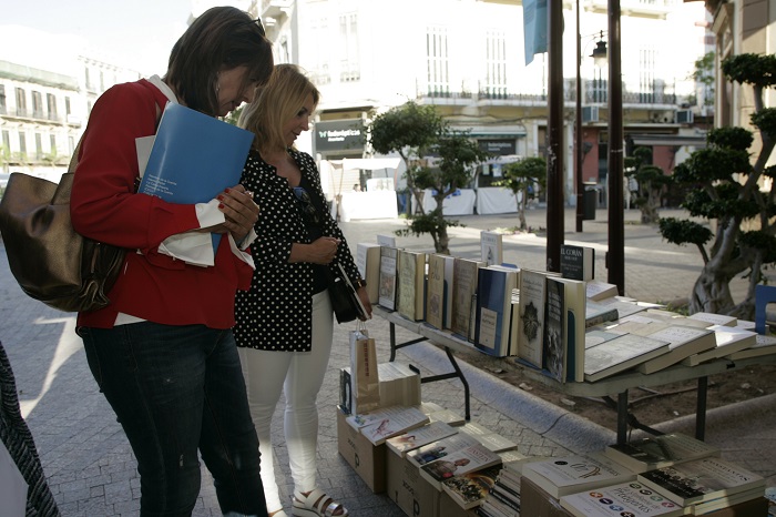 La consejera de Cultura con la directora de la Biblioteca Pública en la Feria del Libro