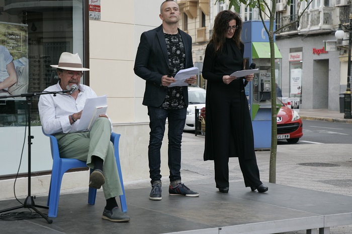 Paco Gámez leyendo junto a los actores Jauma Amills y Mercedes Hurtado
