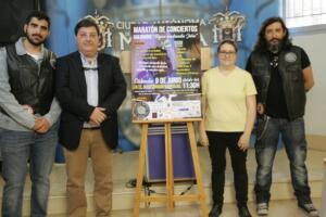 El viceconsejero de Festejos con Vanesa, la madre del niño José, y miembros de Ovejas Negras