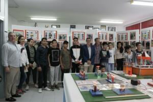 El director provincial y Miguel Ángel López con los menores que han realizado los trabajos