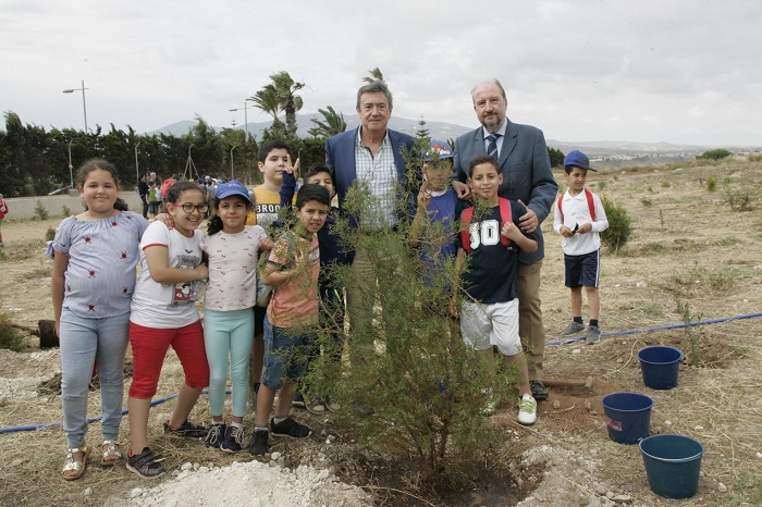 Ayer se celebró el Día Mundial del Medio Ambiente con una plantación en los Pinos de Rostrogordo en la que participaron alumnos de varios centros educativos