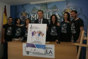 El consejero, junto a los profesores de la escuela