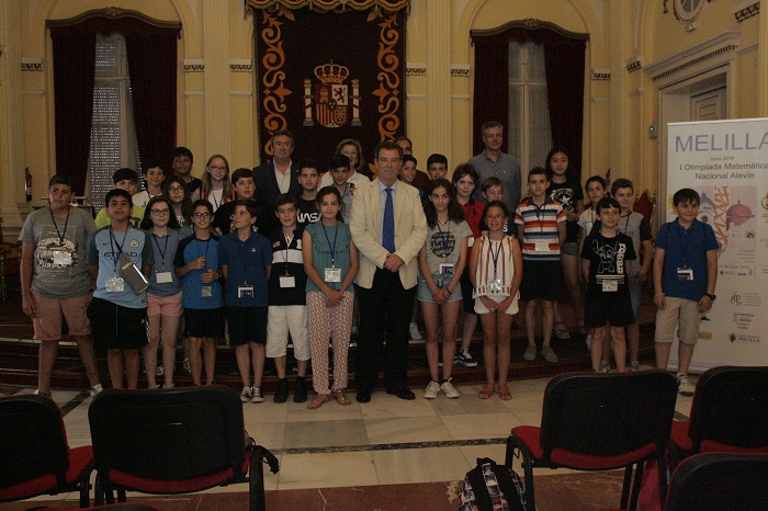Los estudiantes participantes en las olimpiadas, junto a profesores y responsables del MECD y la Ciudad Autónoma en la recepción en el Salón Dorado