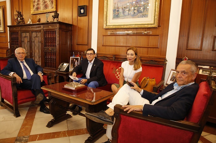 El presidente junto a responsables de la Sociedad andaluza de Geriatría
