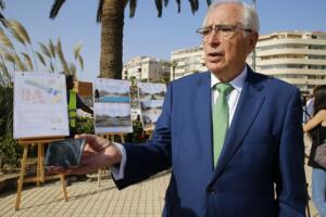 El presidente del Gobierno de Melilla, Juan José Imbroda, muestra la moción en su móvil