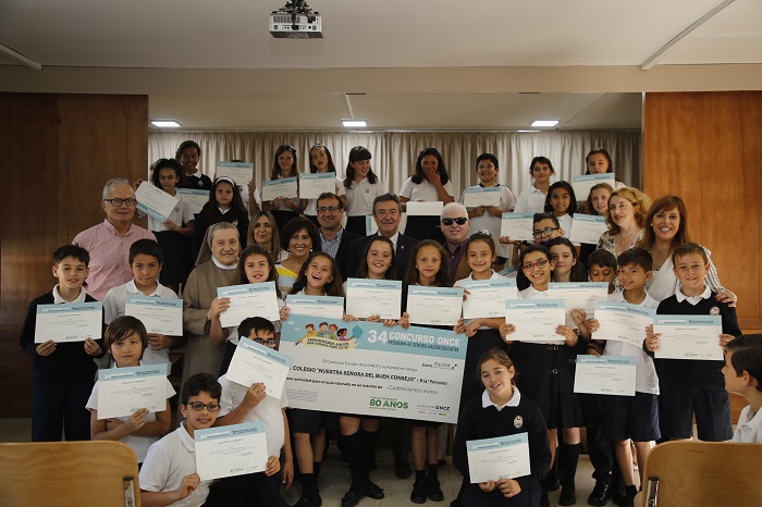 Imagen de grupo de los ganadores del concurso de la ONCE la clase de 4ºB de Primaria del Buen Consejo