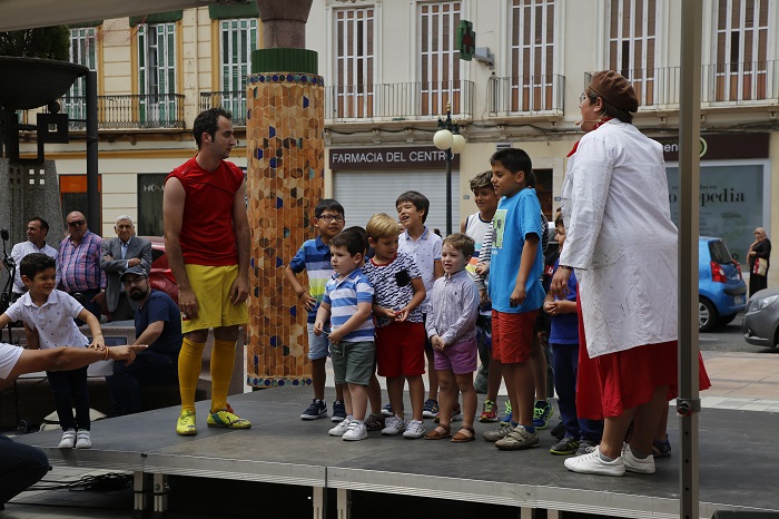 Jesús Castejón y Aránzazu Mansilla con un grupo de pequeños en el escenario