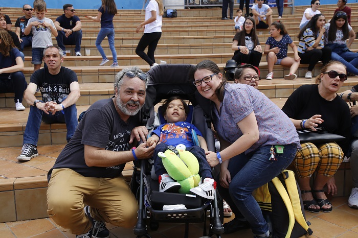 Los padres con el pequeño José Ríos de cinco años disfrutando del evento