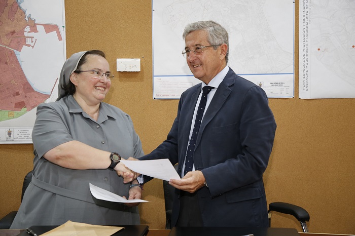 Javier González firmó el convenio con Mercedes Moraleda, responsable del centro socio-cultural María Inmaculada