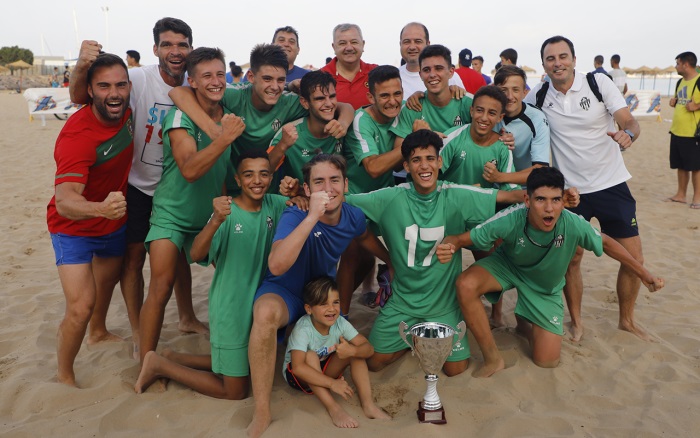 Los jugadores del Torreblanca festejando el título de campeones