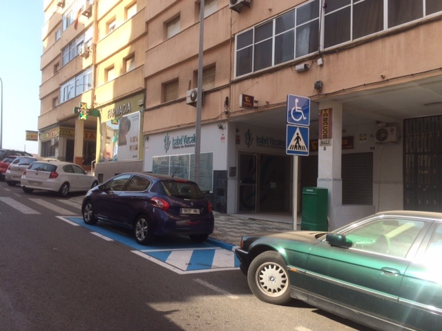 Estos aparcamientos han sido reservados y habilitados mediante la característica señalización azul en varias zonas