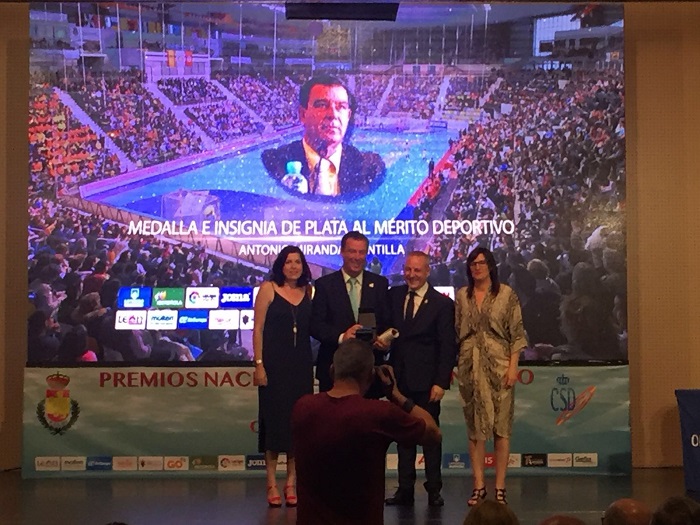 La Federación Española de Balonmano entregó a Antonio Miranda la medalla de plata al Mérito Deportivo