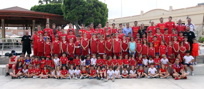 Foto de familia de todos los equipos del Club Marítimo