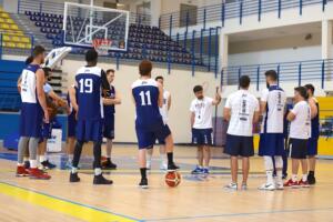 Los jugadores del Club Melilla Baloncesto reciben instrucciones de su técnico, de cara a levantar la eliminatoria ante el cuadro catalán