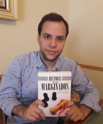 El melillense José Gabriel Jiménez con el libro ‘Historia de los Marginados’ en el que ha colaborado