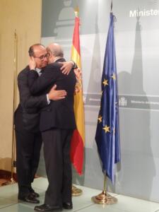 Barkani recibiendo la Cruz de Plata de la Orden del Mérito de la Guardia Civil de manos del ex ministro Jorge Fdez. Díaz