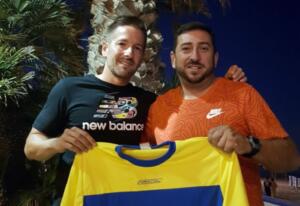 None recibiendo su nueva camiseta de manos del delegado del equipo