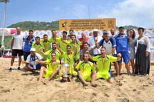 El combinado de Melilla festejando la victoria sobre la misma arena de la playa de San Sebastián