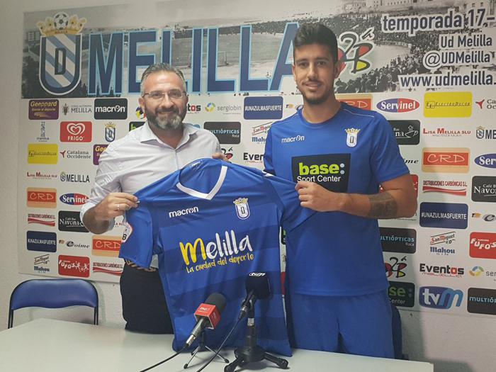 Luisma Rincón y Dani Barrio posan con la nueva camiseta azulina en el día de la ampliación de contrato del gijonés