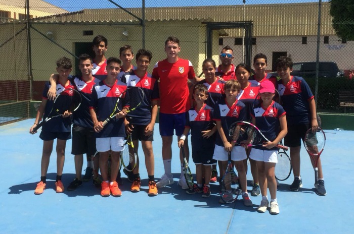 Borja Garcés posando con los jóvenes tenistas