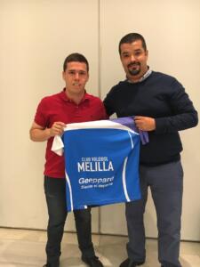 David Sánchez, entrenador del Club Voleibol Melilla, y Salim Abdelkader, entrenador del club, en la presentación oficial del técnico el pasado verano