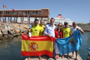 La Ciudad Autónoma y Cruz Roja recibieron a los tres palistas y le entregaron la bandera de España y de Melilla