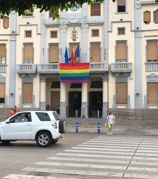 La bandera arcoiris ondeando en el Ayuntamiento de Melilla