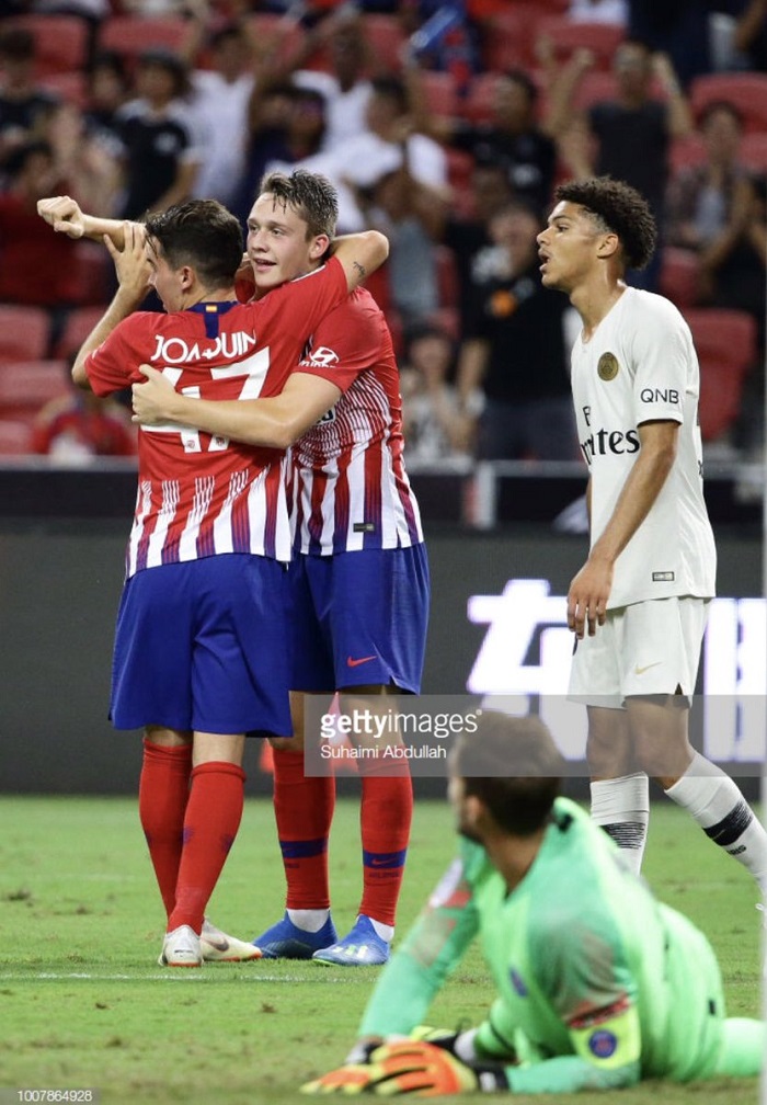 Borja Garcés es felicitado por Joaquín, tras empatar el partido