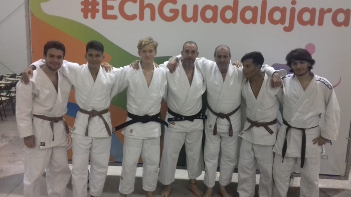 Francisco Luque, en el centro, junto a Francisco Guerrero, Alejandro Álamo, Carlos Ruiz, José Pérez, Taisir Soudan y Juan María Fernández