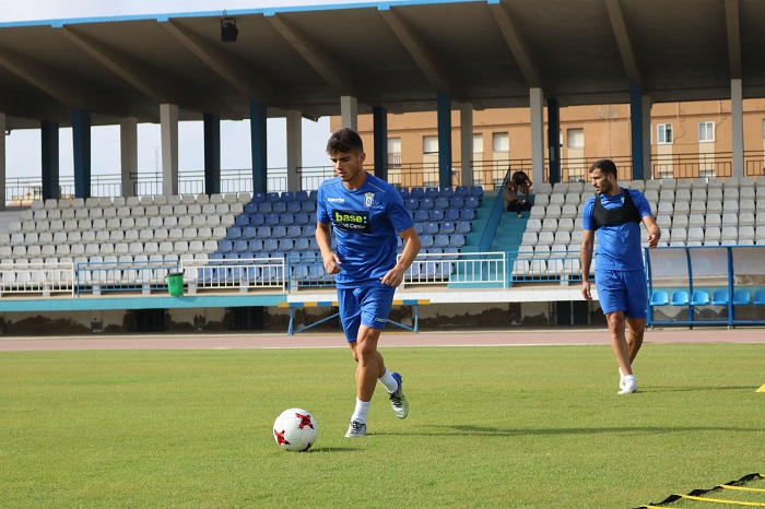 Juanmi Carrión, lateral izquierdo, completó ayer lunes su primer entrenamiento como nuevo jugador de la U.D. Melilla