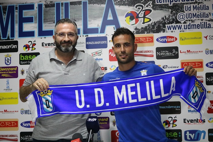 El presidente de la U.D. Melilla, Luis Manuel Rincón, presentó a Menudo como nuevo futbolista azulino