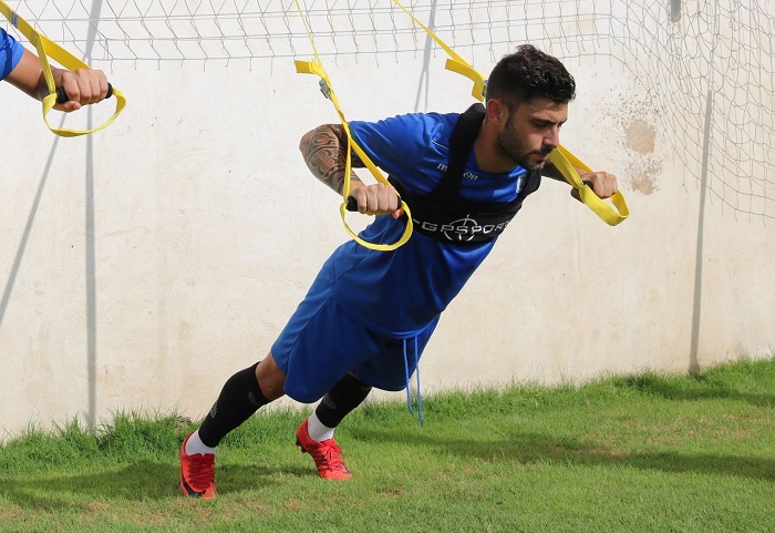 El futbolista de la U.D. Melilla realiza una de los ejercicios en el entrenamiento de ayer martes