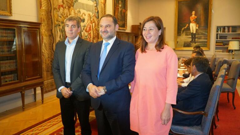 El ministro de Fomento, José Luis Ábalos, con los presidentes de Canarias y Baleares