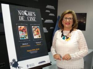 Maribel Pintos, presidenta de la Fundación junto al cartel anunciador del ciclo de cine de verano