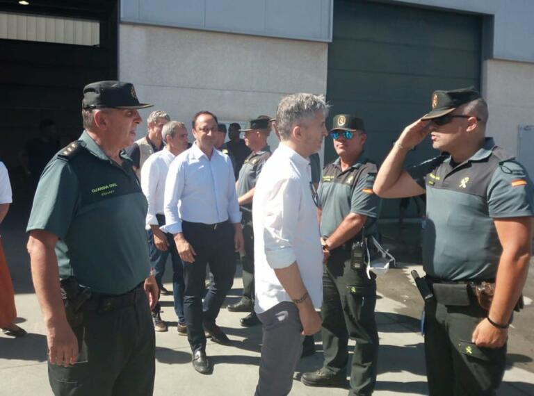 El ministro del Interior Fernando García-Marlaska recibe el saludo de un guardia civil