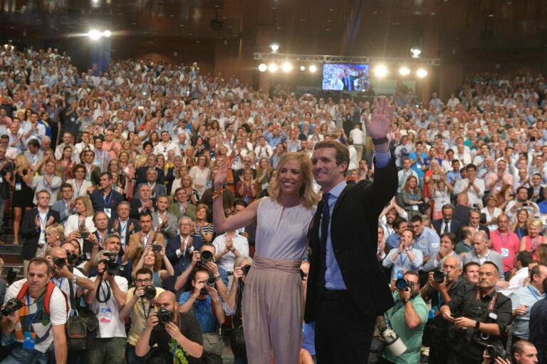 Pablo Casado, el gran triunfador del XIX Congreso del PP, con su mujer mientras es aplaudido