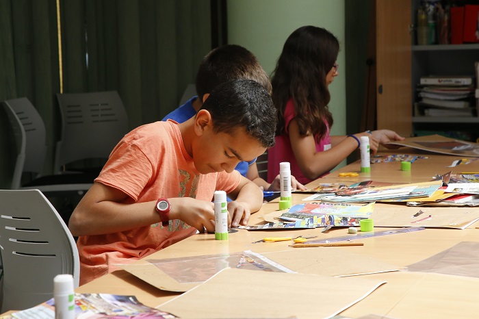 Los alumnos trabajan con pintura en los talleres culturales