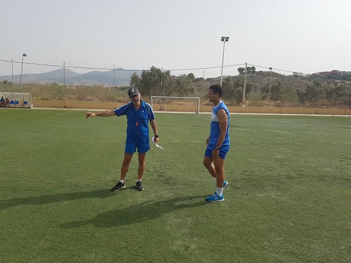 El entrenador del River Melilla da instrucciones al defensa Salah
