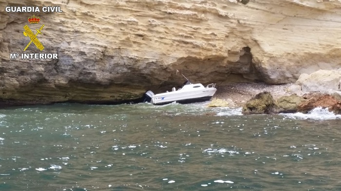 La embarcación, debido a los grandes daños que sufrió al encallar entre las rocas, y al tratar de arrastrarla, finalmente zozobró y se hundió