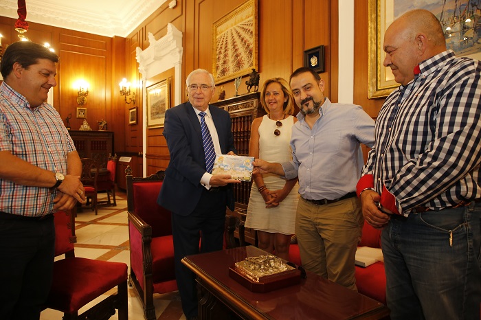 El presidente de la Ciudad, Juan José Imbroda, recibiendo una placa de la Casa de Cádiz en Melilla
