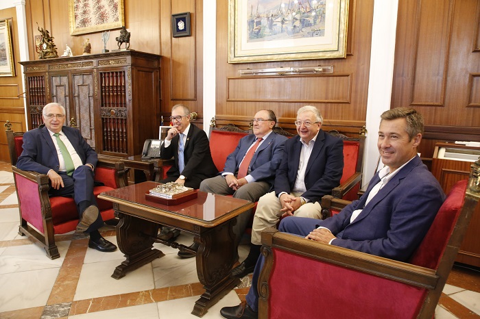 El presidente Imbroda, junto a los responsables de la Federación y el presidente del banco local